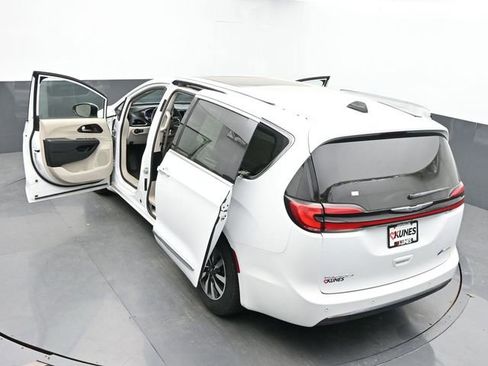 Used 2023 Chrysler Pacifica Limited FWD image 67