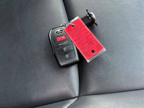 Used 2023 Toyota Venza XLE image 30