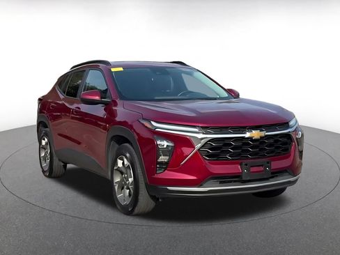 Used 2025 Chevrolet Trax LT w/ LT Convenience Package FWD image 3
