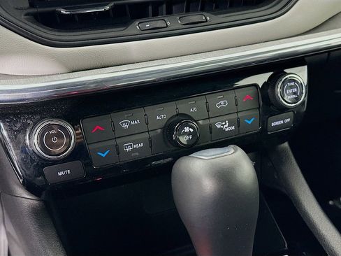 Certified 2024 Jeep Compass Limited image 24