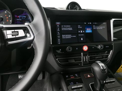 Certified 2025 Porsche Macan image 12