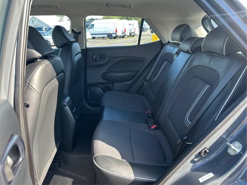 Used 2025 Hyundai Venue Limited FWD image 10