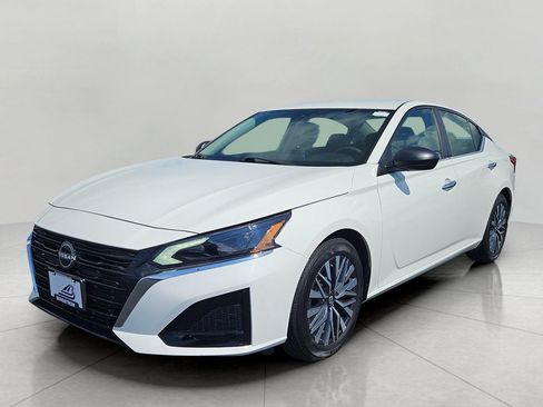 Used 2025 Nissan Altima 2.5 SV FWD image 4