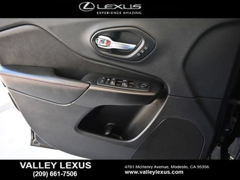 Used 2019 Jeep Cherokee Trailhawk AWD/4WD image 11