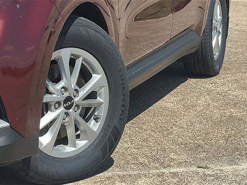 Used 2024 Kia Carnival LX image 3