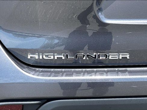 Used 2022 Toyota Highlander XLE AWD/4WD image 9