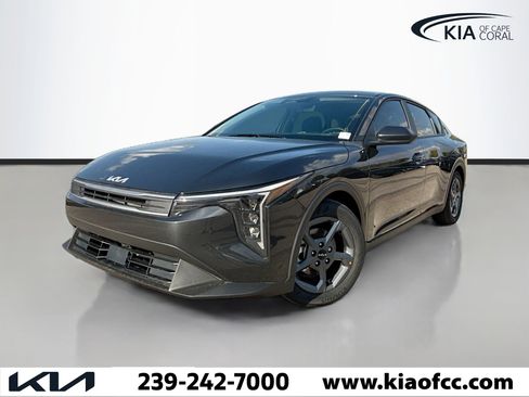 New 2025 Kia K4 LXS image 1