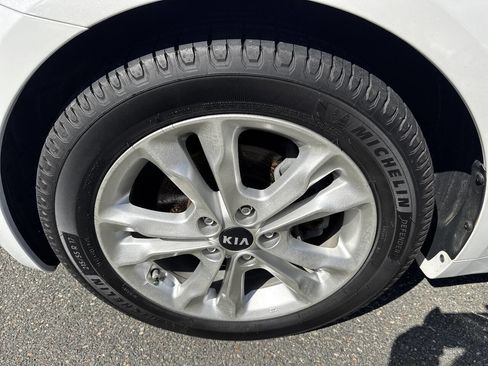 Used 2011 Kia Optima EX image 29