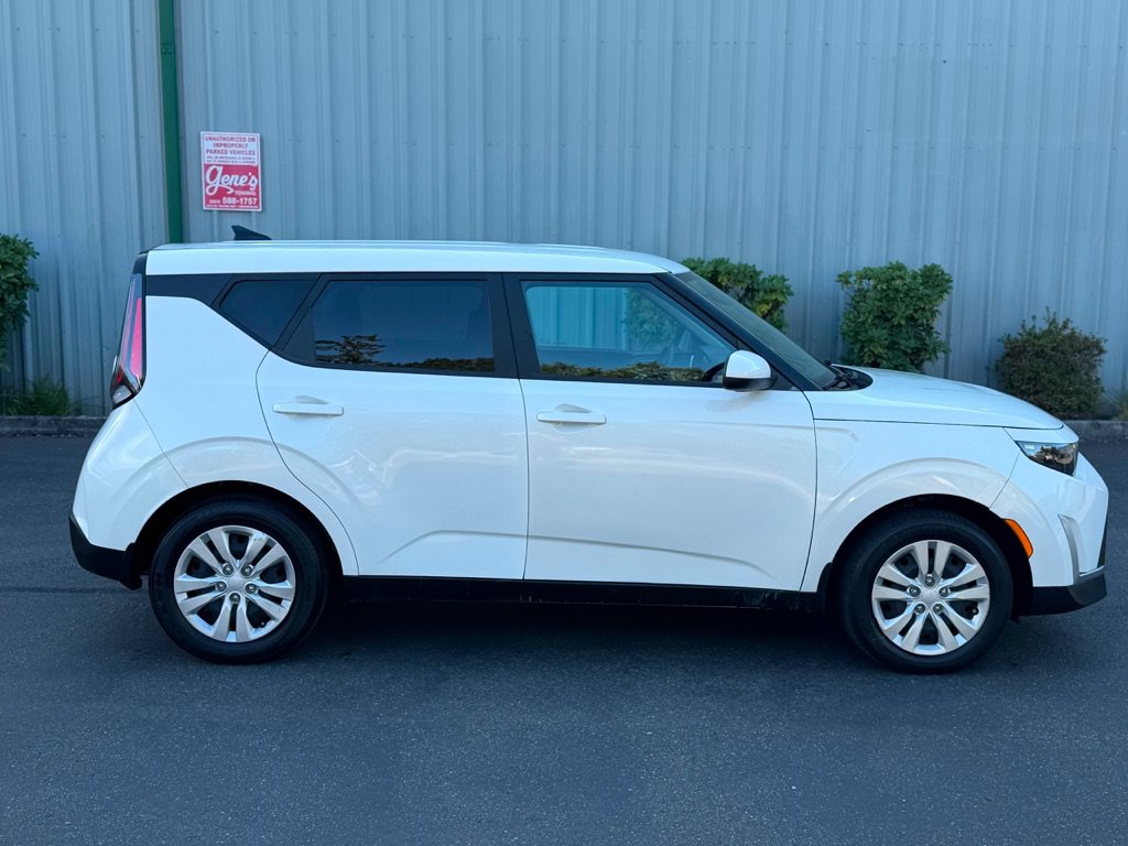 Used 2023 Kia Soul LX FWD image 3