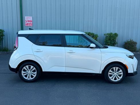 Used 2023 Kia Soul LX FWD image 3