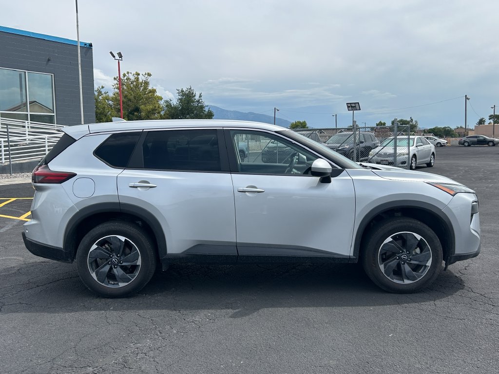 Used 2024 Nissan Rogue SV FWD image 2