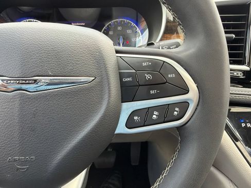 Used 2024 Chrysler Pacifica Limited FWD image 35