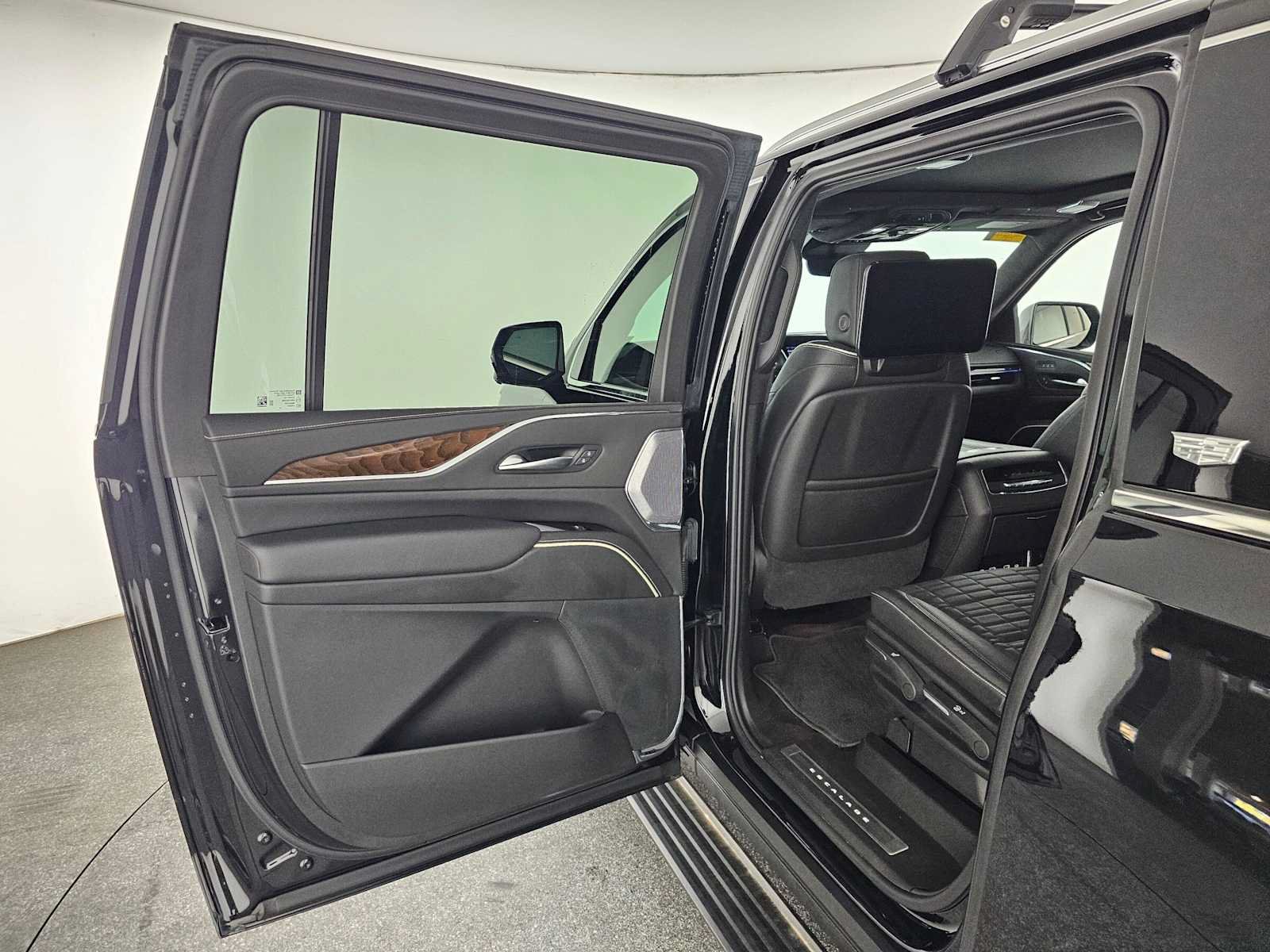 Certified 2024 Cadillac Escalade ESV Premium Luxury Platinum AWD/4WD image 18