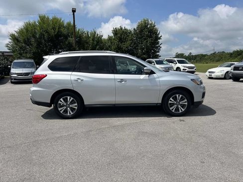 Used 2017 Nissan Pathfinder SV FWD image 4