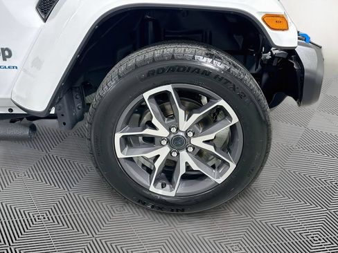 Certified 2024 Jeep Wrangler Unlimited w/ Convenience Group AWD/4WD image 20