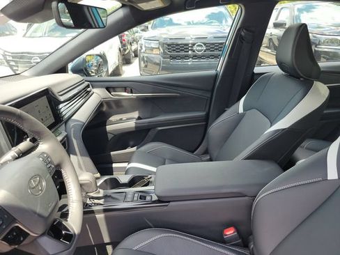 Used 2025 Toyota Camry SE w/ Convenience Package FWD image 16