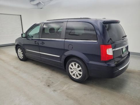 Used 2016 Chrysler Town & Country Touring image 3