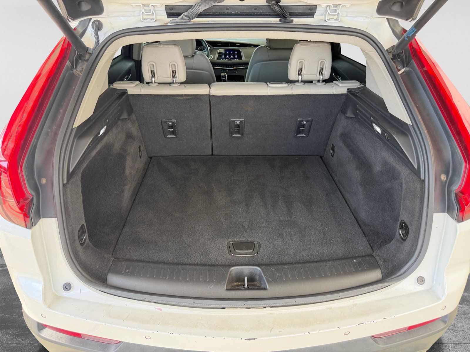 Used 2023 Cadillac XT4 Luxury w/ Cold Weather Package FWD image 18