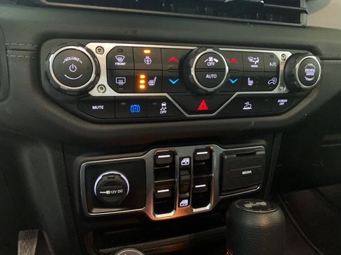 Used 2025 Jeep Wrangler Unlimited Sahara w/ Safety Group AWD/4WD image 19