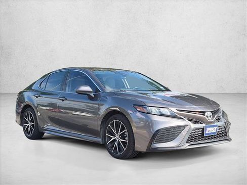 Used 2021 Toyota Camry SE FWD image 3