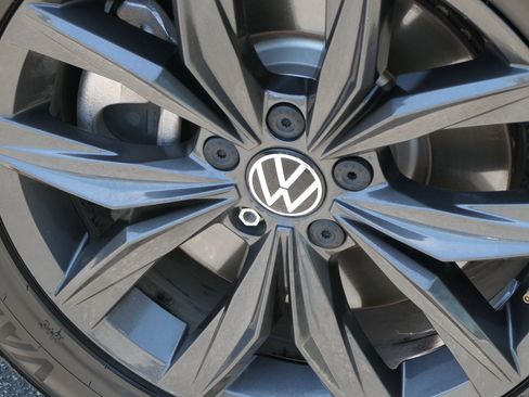 Used 2024 Volkswagen Tiguan SE FWD image 11