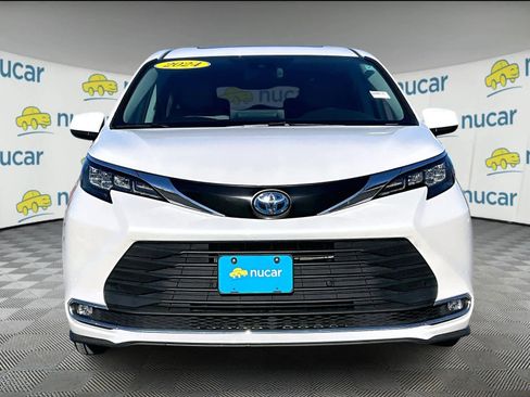 Used 2024 Toyota Sienna XLE image 2
