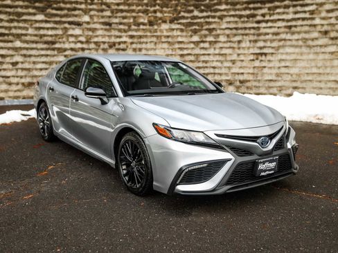 Certified 2022 Toyota Camry SE w/ Convenience Package image 2