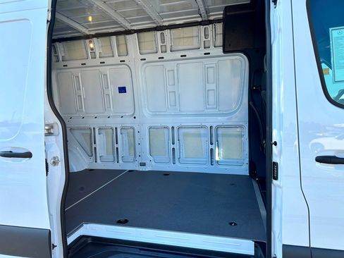 Used 2025 Mercedes-Benz Sprinter 2500 image 19