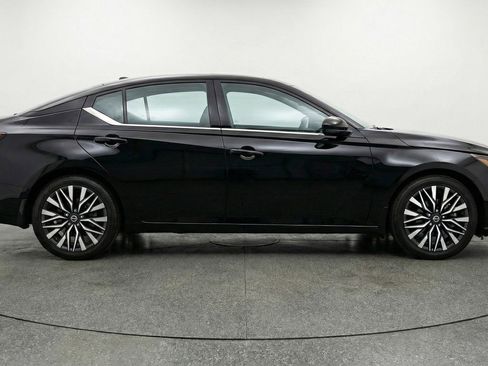 Used 2025 Nissan Altima 2.5 SV image 11