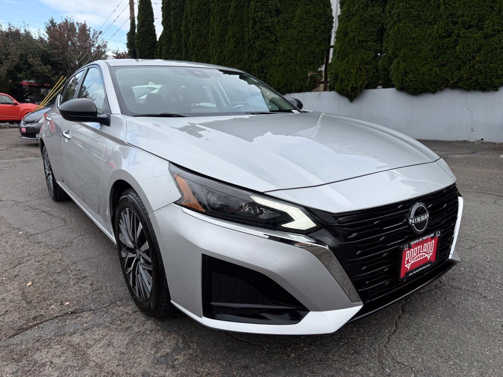 Used 2025 Nissan Altima 2.5 SV FWD image 2