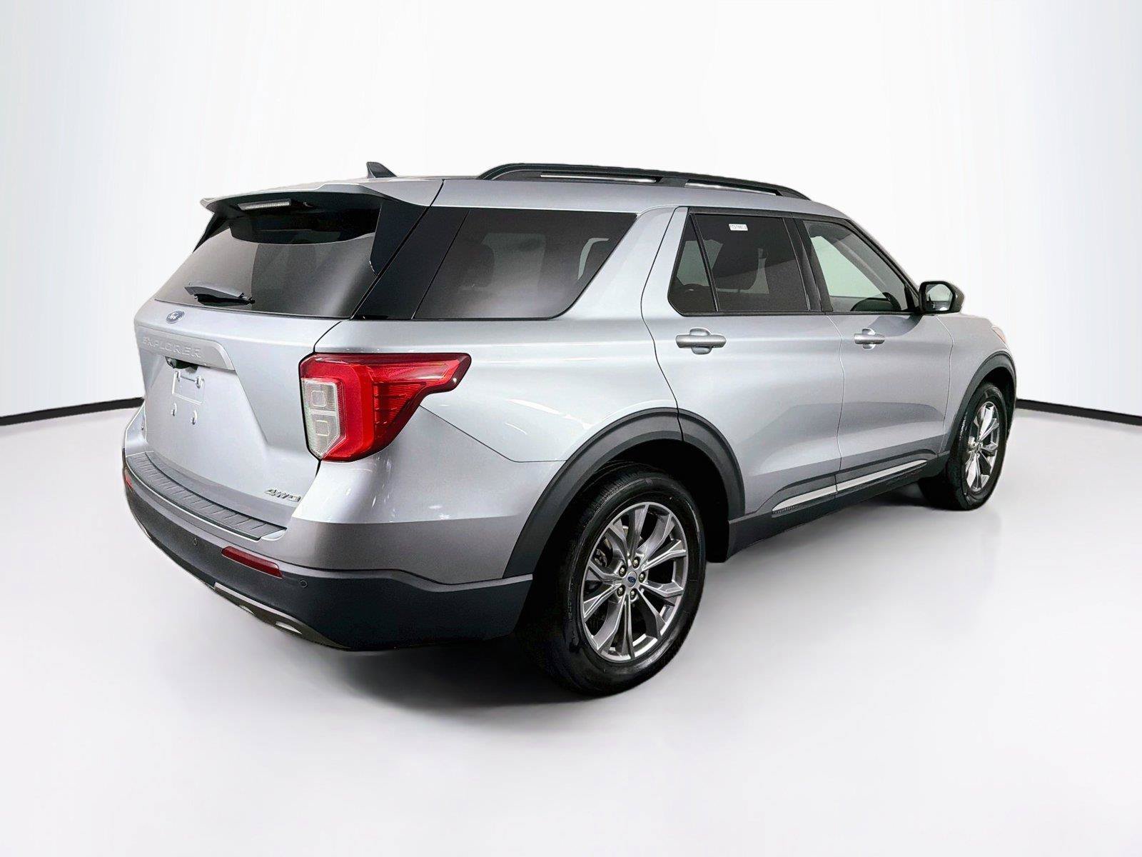Used 2022 Ford Explorer XLT w/ Equipment Group 202A AWD/4WD image 11