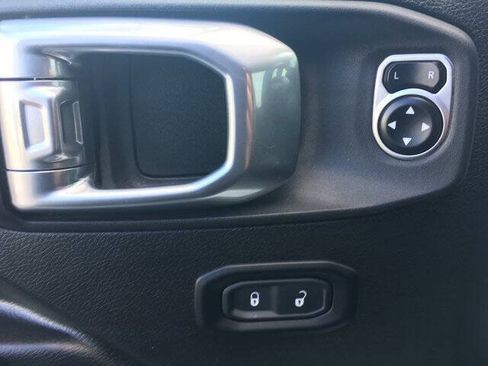 Used 2024 Jeep Gladiator Rubicon w/ Technology Group AWD/4WD image 14