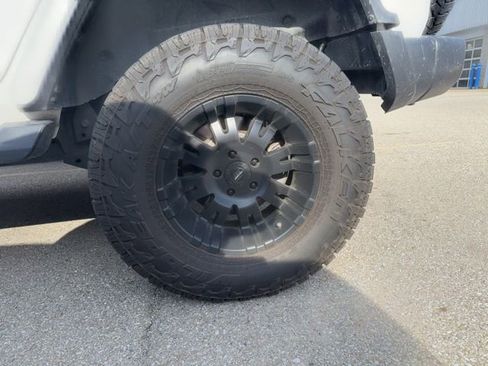 Used 2019 Jeep Wrangler Unlimited Sahara AWD/4WD image 3