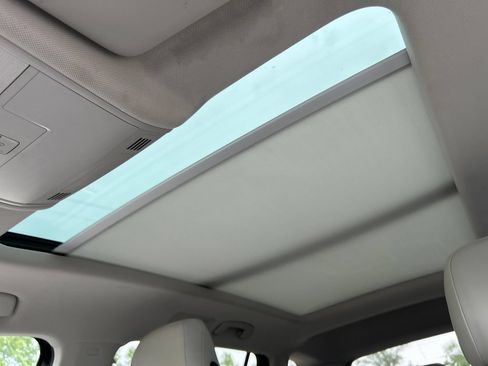 Used 2019 Volkswagen Tiguan SE w/ Panoramic Sunroof Package AWD/4WD image 32