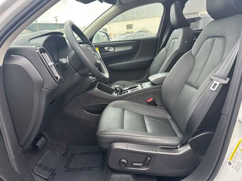 Used 2025 Volvo XC40 B5 Core w/ Protection Package Premier image 19
