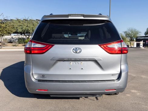 Used 2018 Toyota Sienna XLE image 3