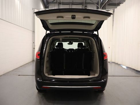 Used 2023 Chrysler Pacifica Limited image 18