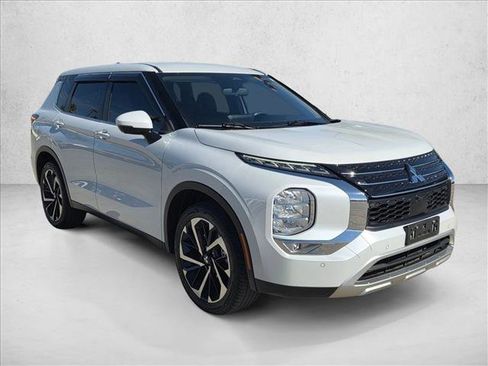 Used 2024 Mitsubishi Outlander SE image 3