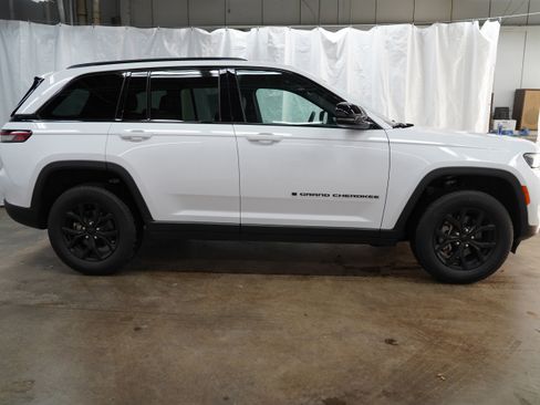 Used 2025 Jeep Grand Cherokee Altitude image 2