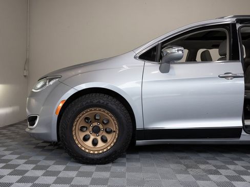 Used 2020 Chrysler Pacifica Limited image 8