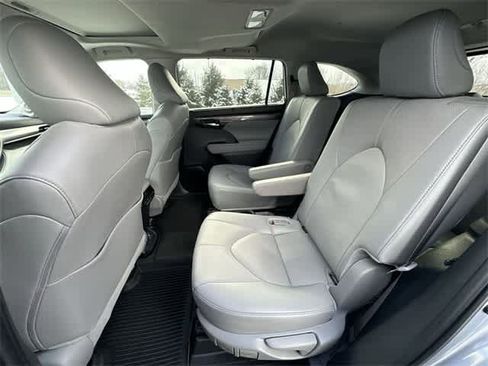 Used 2024 Toyota Highlander Limited image 19