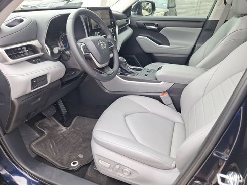 Used 2025 Toyota Highlander XLE AWD/4WD image 17