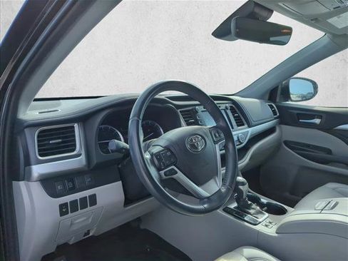 Used 2019 Toyota Highlander XLE image 10