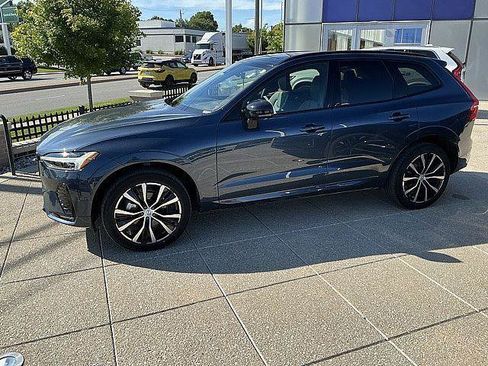 Used 2024 Volvo XC60 B5 Plus w/ Protection Package Premier AWD/4WD image 11