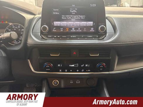 Used 2023 Nissan Rogue SV image 18