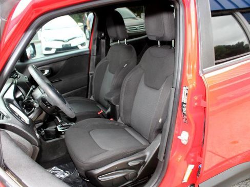 Used 2021 Jeep Renegade Latitude w/ Luxury Group II image 12