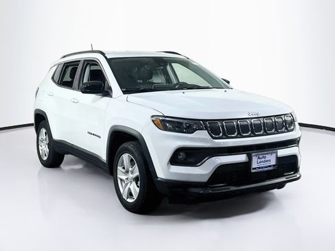 Used 2022 Jeep Compass Latitude w/ Convenience Group AWD/4WD image 3