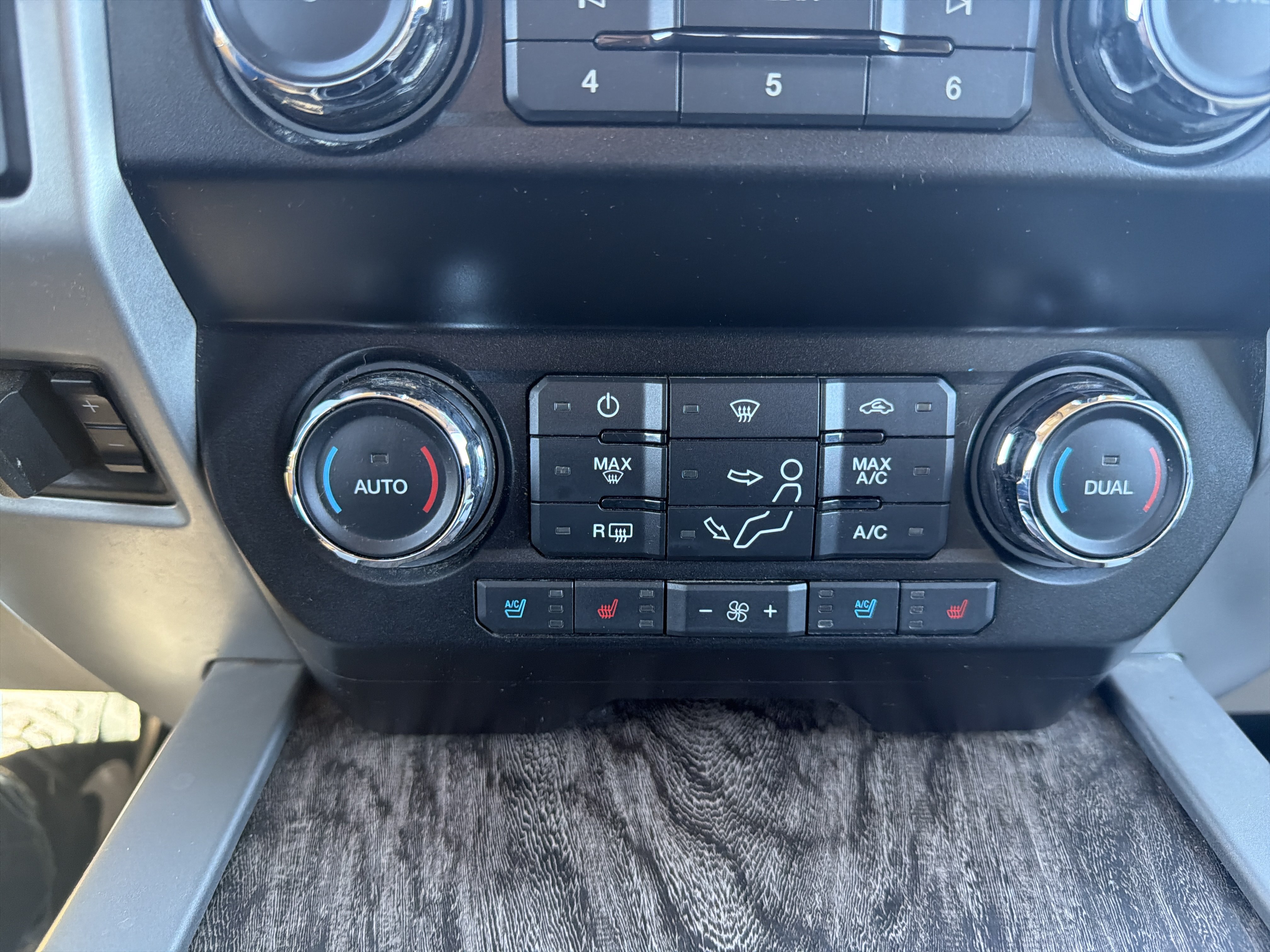 Used 2019 Ford F350 Lariat w/ Lariat Ultimate Package AWD/4WD image 28