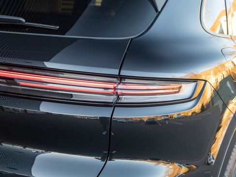 Certified 2025 Porsche Cayenne image 42