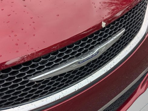 Used 2017 Chrysler Pacifica Touring-L image 12